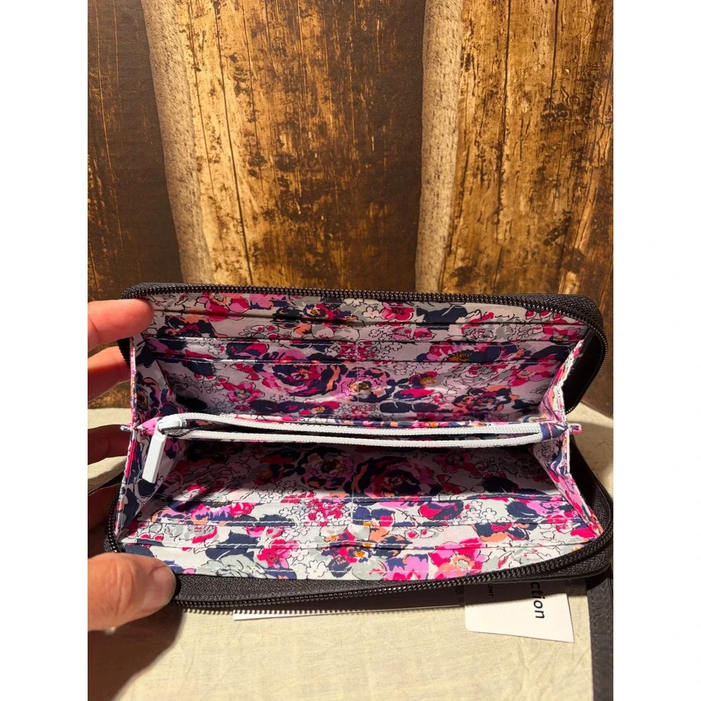 Vera Bradley Ultralight RFID Accordion Wristlet Black Quilted NWT 27128-481